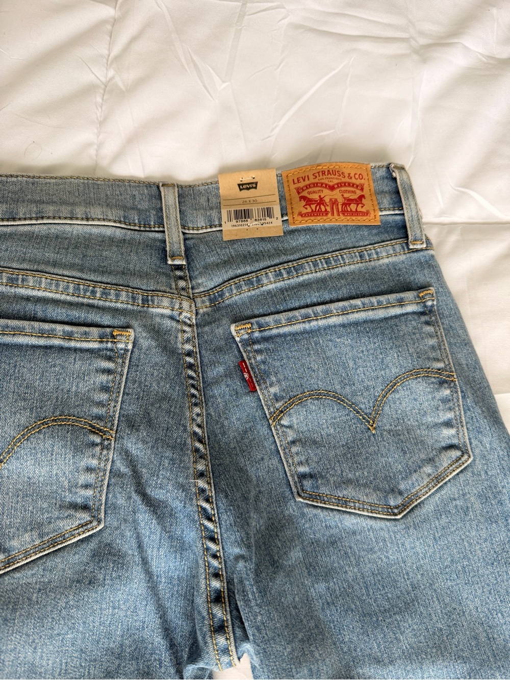 Levi's Straight Leg Jeans in Light Blue Wash - Picture 3 of 3